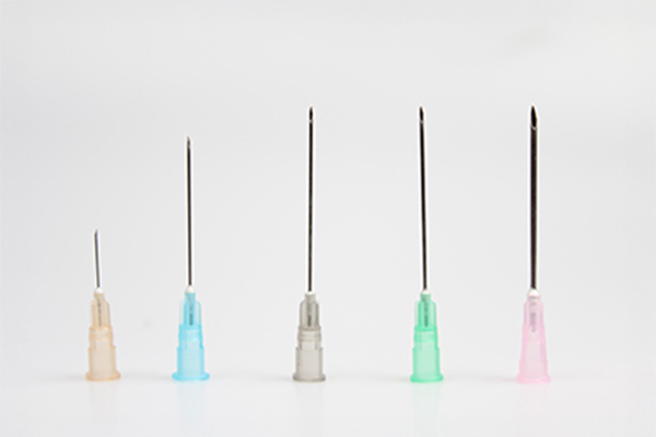 Front view of 5 syringe needles